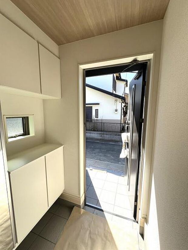 綺麗で明るい玄関でお客様をお迎えいただけます。