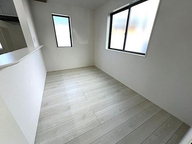 ご家族でゆったり食事が楽しめるダイニングスペースです。