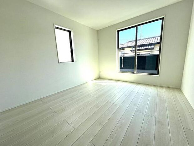 明るい広々とした主寝室でご家族ゆっくりお休みになれますね。