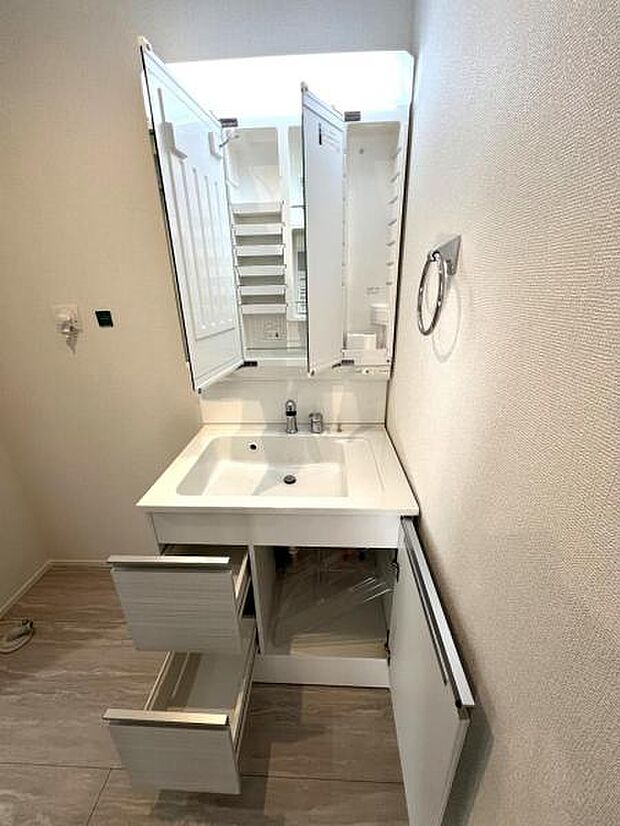 シャワー付き洗面化粧台です。手軽にシャンプーができ、お掃除もしやすいですね。