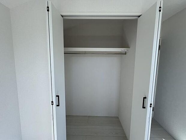 中の物を確認しやすく、取り出しやすい収納スペース。お部屋を広々とお使いいただけます。