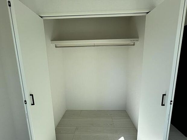 枕棚とハンガーパイプの付いたクローゼットです。