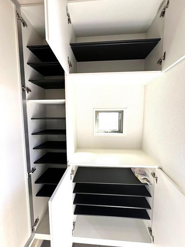 人気のシューズクローゼットです