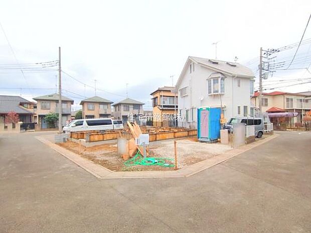 前面道路を含めた現地写真です。