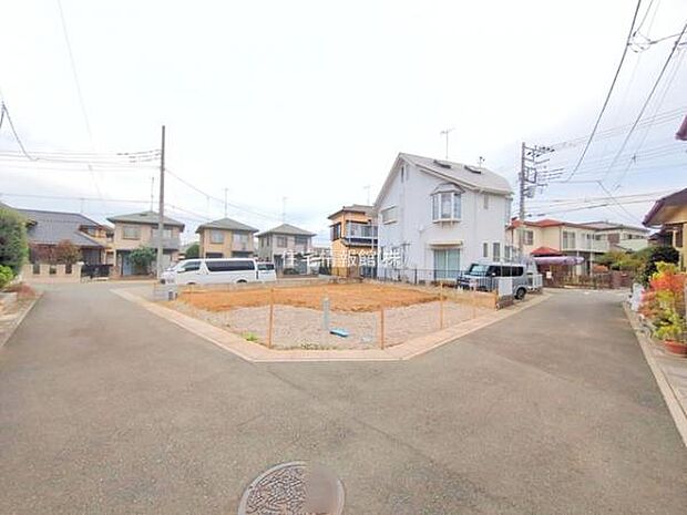 前面道路を含めた現地写真です。