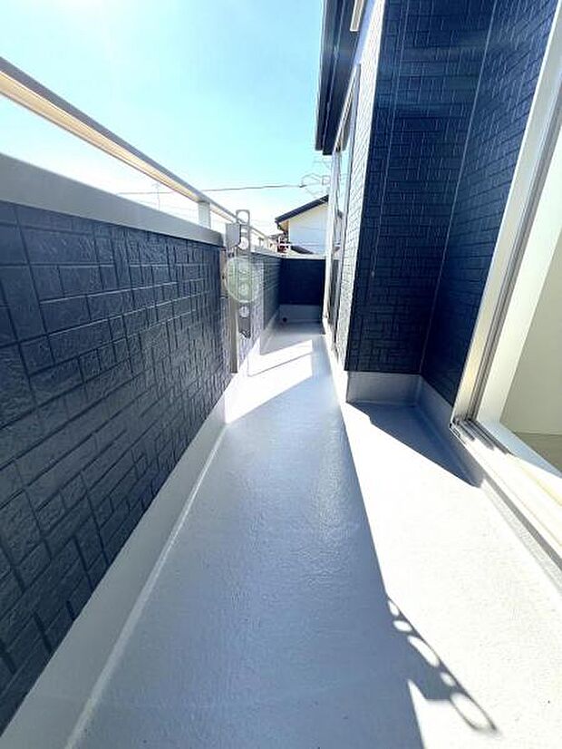 広々バルコニーで布団やレジャーシートなど大きな物も簡単に干すことができお洗濯も楽しくなりそうですね。