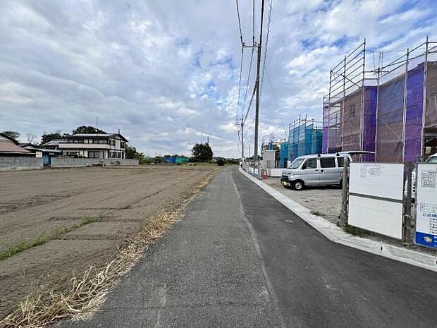 前面道路を含めた現地写真です。ぜひ周辺環境も併せてご覧ください。