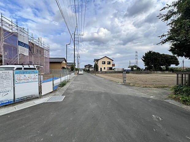 前面道路を含めた現地写真です。