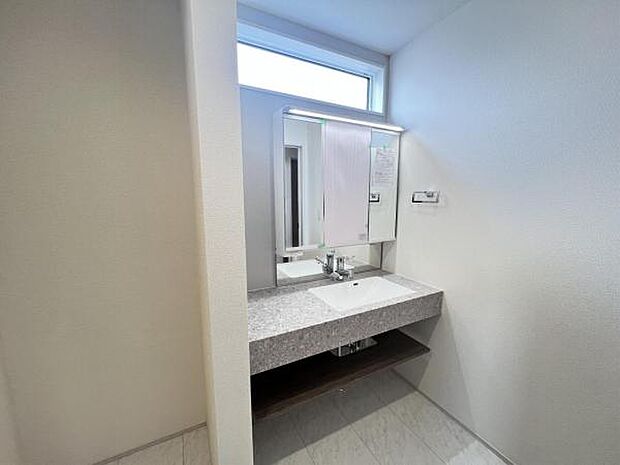 洗面化粧台です。朝の身支度から1日が始まります。