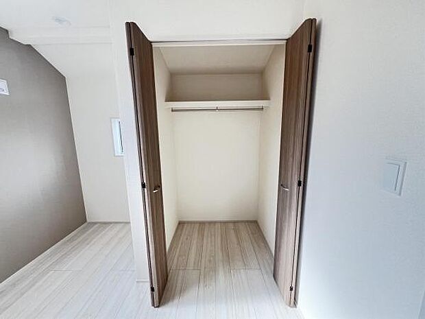 いつでもお部屋をスッキリお使い頂ける収納スペースを設置。