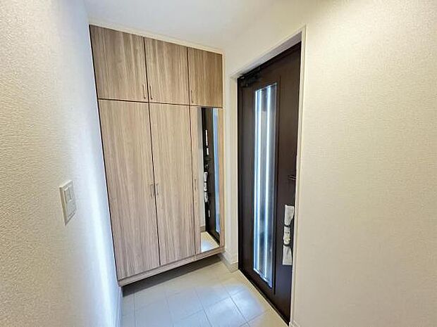 玄関内観画像です。