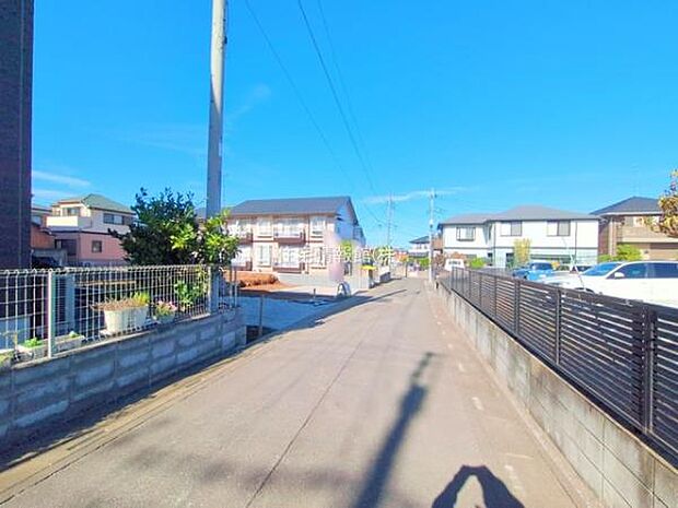 前面道路を含めた現地写真です。