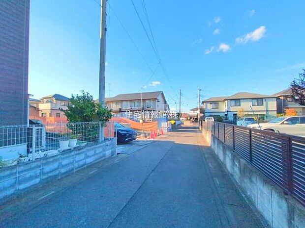 前面道路を含めた現地写真です。