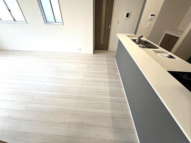 キッチン正面にダイニングセットを配置することで、配膳もスムーズに。調理中も会話を楽しめます。