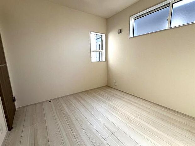 バルコニーに面していないので小さなお子様のお部屋としても安心です。