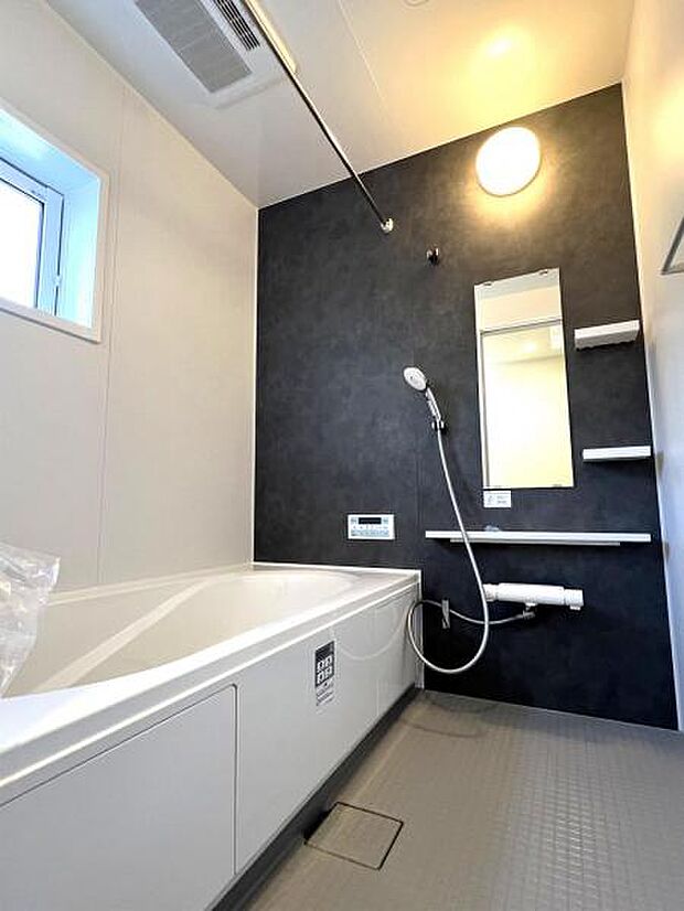 お洗濯にも重宝する浴室乾燥機付き。寒い時期もいつも温かいお湯に浸かれる追い焚き機能付きです。