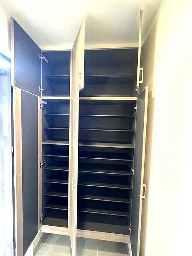 人気のシューズクローゼットです