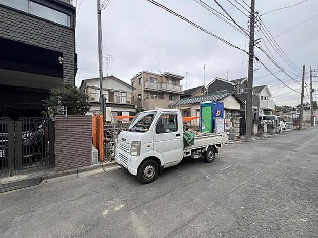 前面道路を含めた現地写真です。