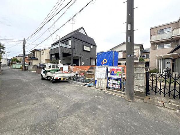 前面道路を含めた現地写真です。