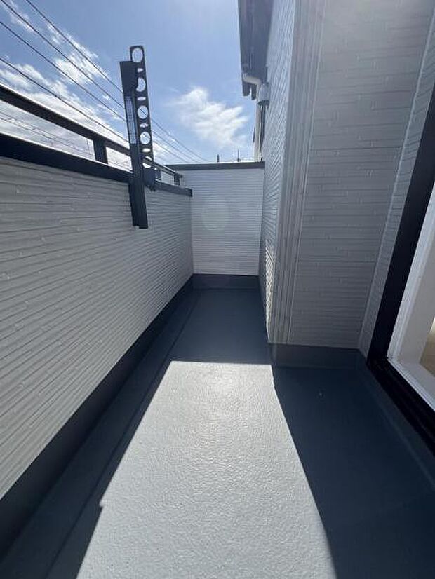 広々バルコニーで布団やレジャーシートなど大きな物も簡単に干すことができお洗濯も楽しくなりそうですね。