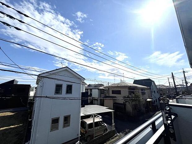 バルコニーからの眺望です。明るい陽射しを浴びながらゆったりと過ごすのも良いですね。