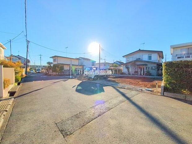 前面道路を含めた現地写真です。