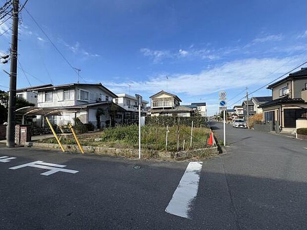 前面道路を含めた現地写真です。ぜひ周辺環境も併せてご覧ください。
