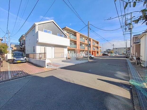 前面道路を含めた現地写真です。