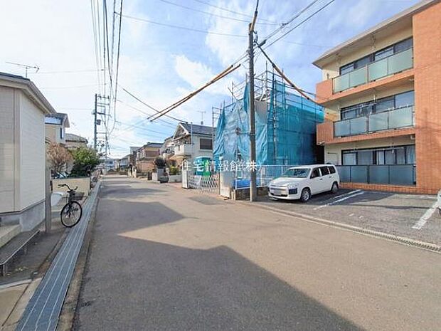 前面道路を含めた現地写真です。