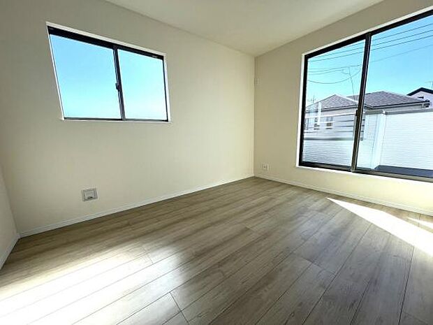 明るい広々とした主寝室でご家族ゆっくりお休みになれますね。