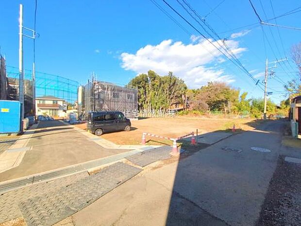 前面道路を含めた現地写真です。