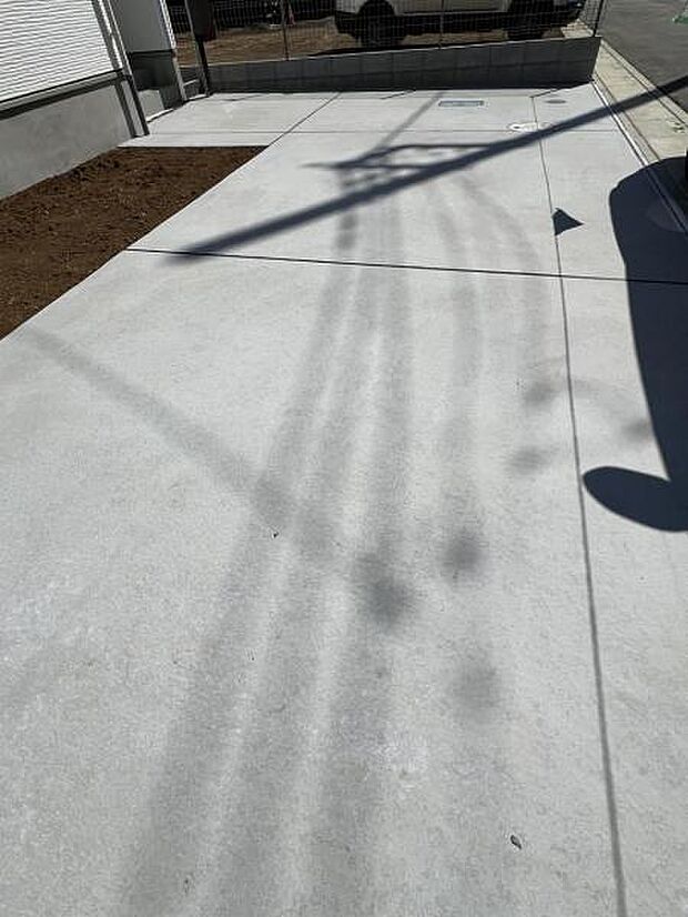 駐車場です。前面道路との高低差も少なく、スムーズに出入りできます。