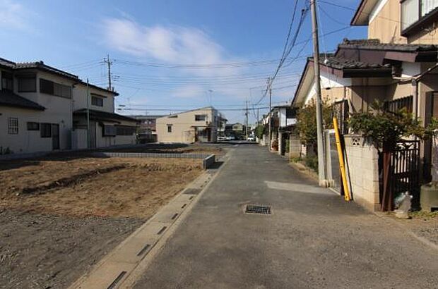 前面道路を含めた現地写真です。ぜひ周辺環境も併せてご覧ください。