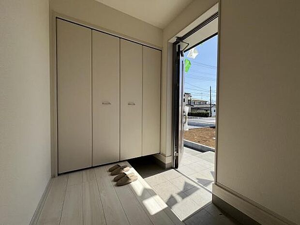 綺麗で明るい玄関でお客様をお迎えいただけます。