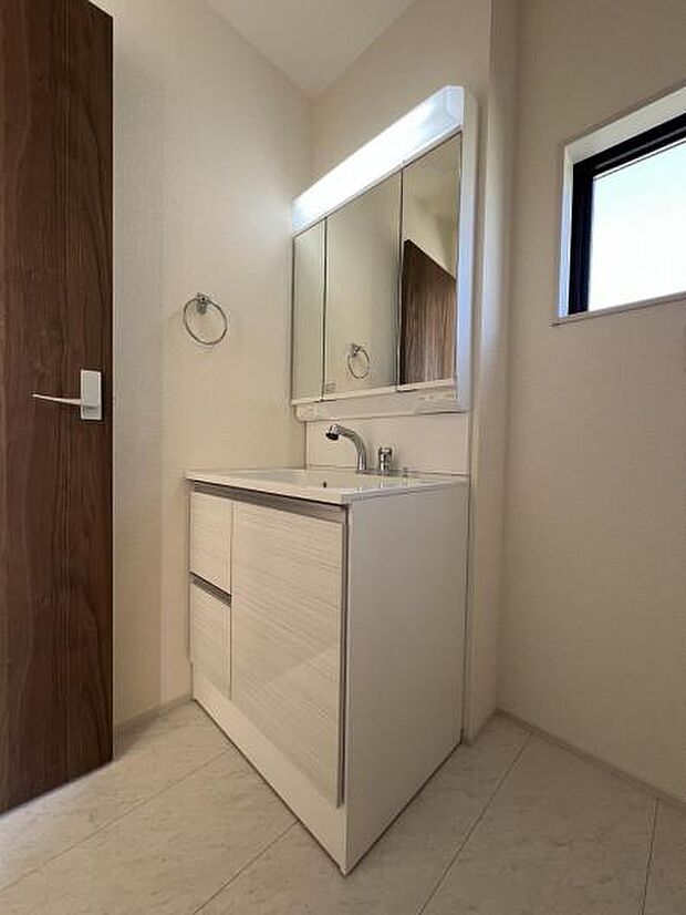 3面鏡タイプの洗面化粧台です。鏡面裏に小物を収納でき、生活感も隠せます。