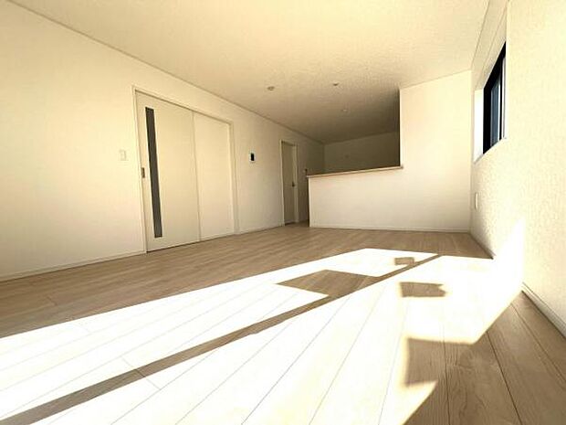 キッチン正面にダイニングセットを配置することで、配膳もスムーズに。調理中も会話を楽しめます。