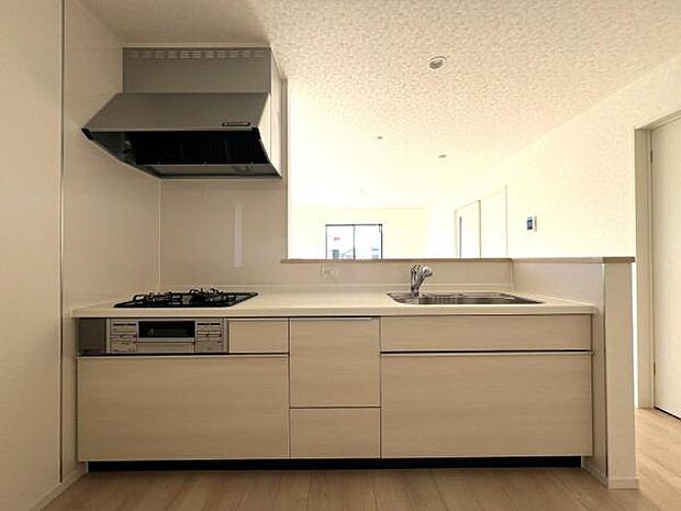 リビングが見渡せ、料理中も会話が弾む対面式キッチンです。