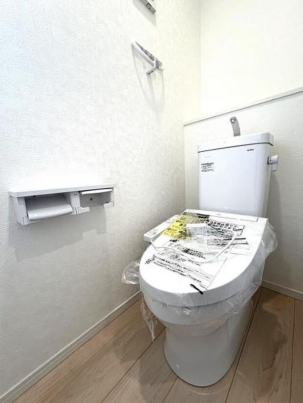 シャワー洗浄機能付のトイレは、清潔感が印象的な空間ですね。