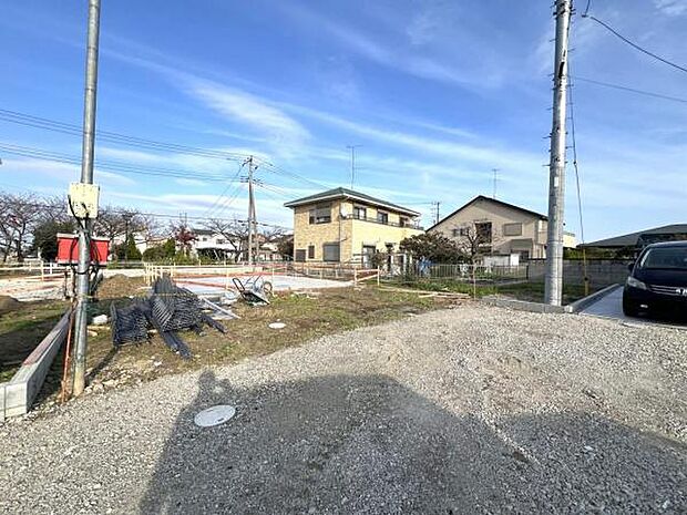 前面道路を含めた現地写真です。