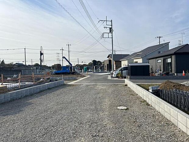 前面道路を含めた現地写真です。ぜひ周辺環境も併せてご覧ください。