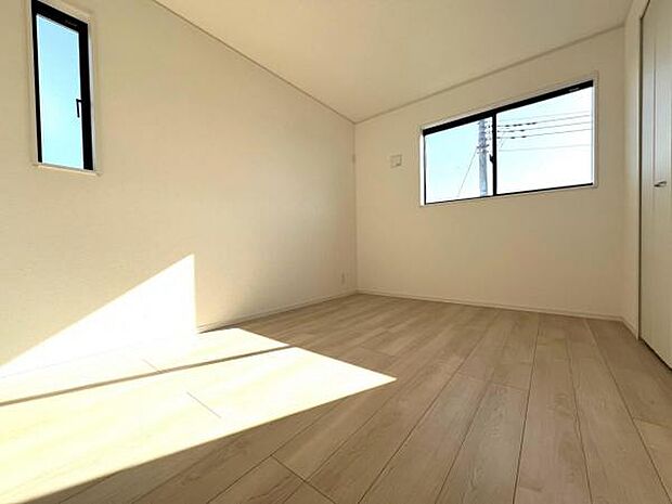 2面採光を確保した室内は、明るく風通しも良く、大変居心地の良い空間となっております。