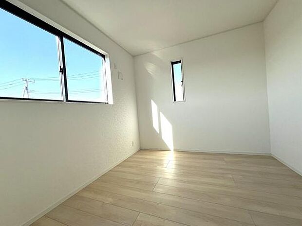 洋室は、風通しが良く明るく快適な空間です。ゆったりと読書など、趣味にも没頭できプライベート時間もお寛ぎ頂けそうです。