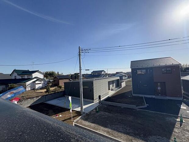 バルコニーからの眺望です。明るい陽射しを浴びながらゆったりと過ごすのも良いですね。