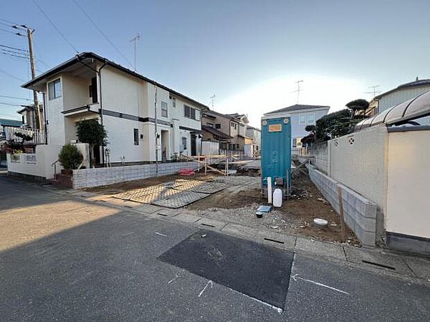 前面道路を含めた現地写真です。