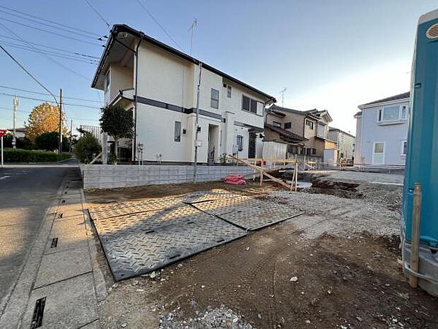 駐車場です。前面道路との高低差も少なく、スムーズに出入りできます。