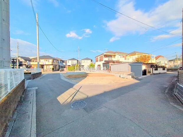 前面道路を含めた現地写真です。