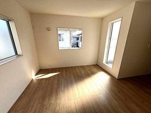 木の温もりが優しいフローリングの収納スペース付き洋室です。