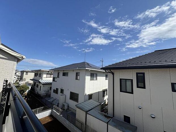 バルコニーからの眺望です。明るい陽射しを浴びながらゆったりと過ごすのも良いですね。