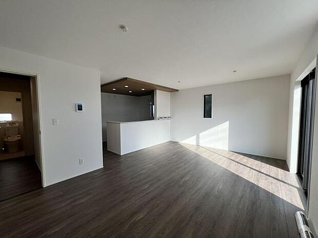 キッチンカウンターの前は、ダイニングセットが置ける広さがあります。