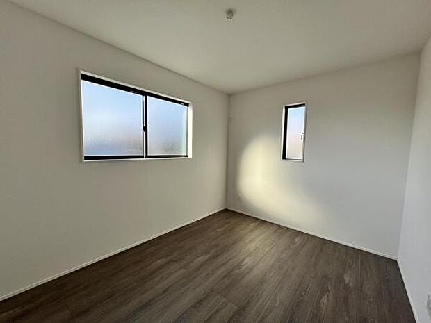 明るい広々とした主寝室でご家族ゆっくりお休みになれますね。